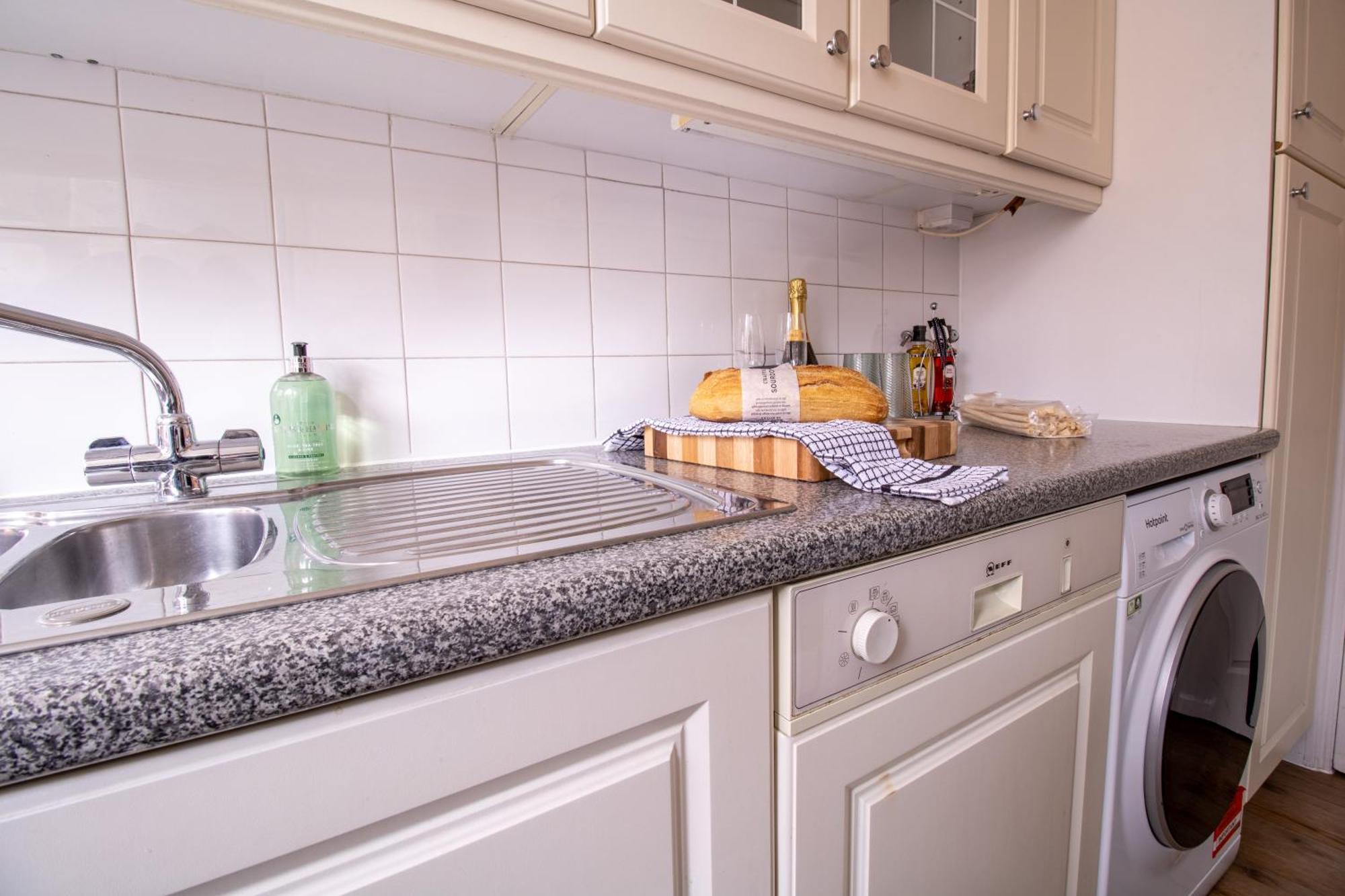 Cosy 2-Bedroom Apartment In Mayfair 8Cb - 4Th Floor No Elevator London Kültér fotó